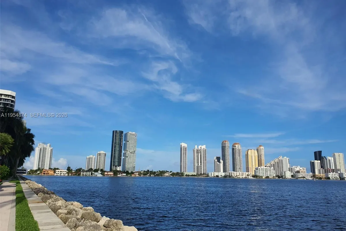 3600 Mystic Pointe Dr # 913, Aventura FL 33180