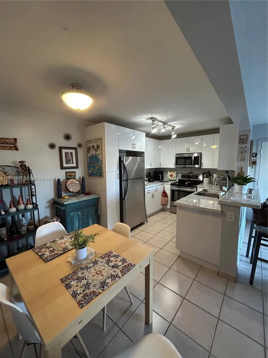 200 W Palm Cir W # 104, Pembroke Pines FL 33025