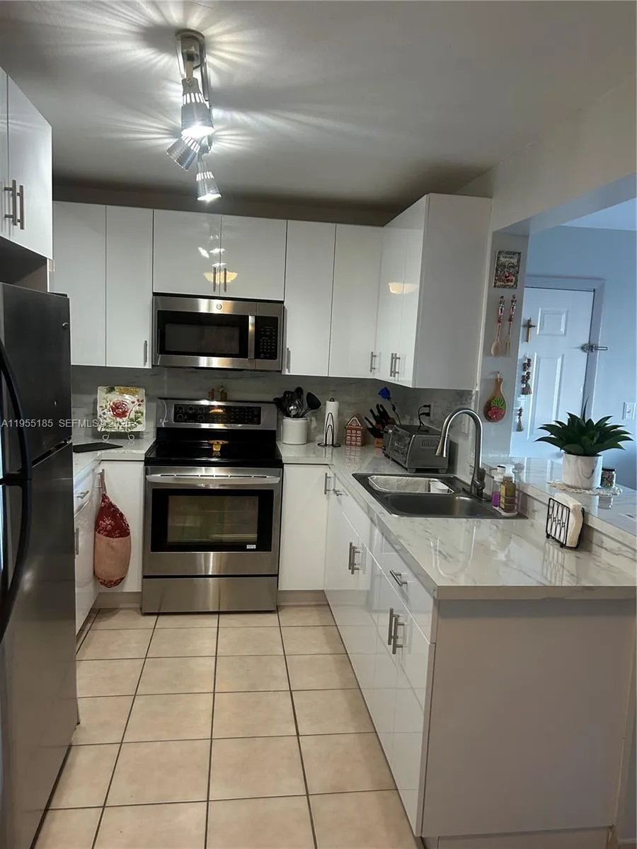 200 W Palm Cir W # 104, Pembroke Pines FL 33025