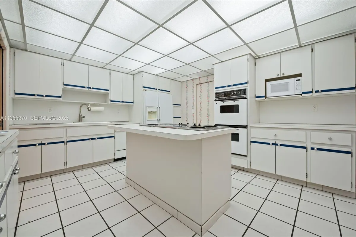 10155 Collins Ave # 909, Bal Harbour FL 33154