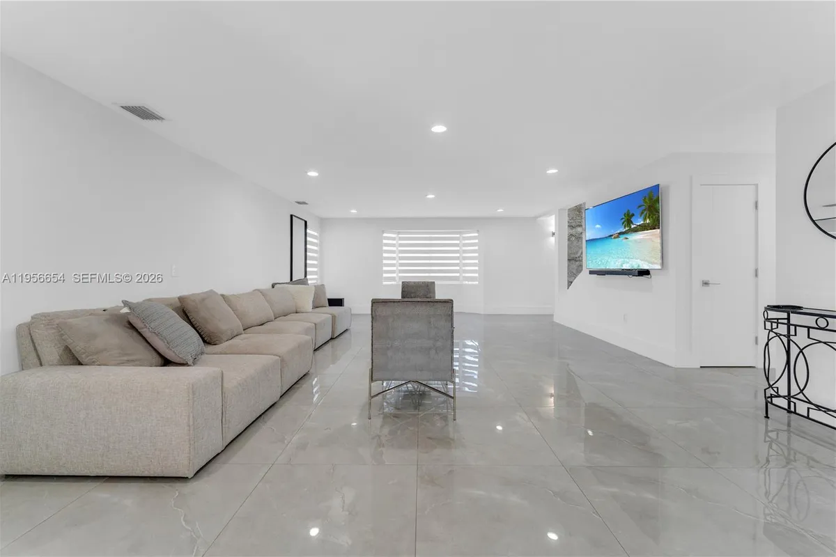 11824 SW 43rd Ct, Davie FL 33330