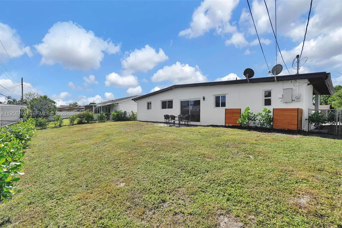 5730 SW 54th Ter, Davie FL 33314