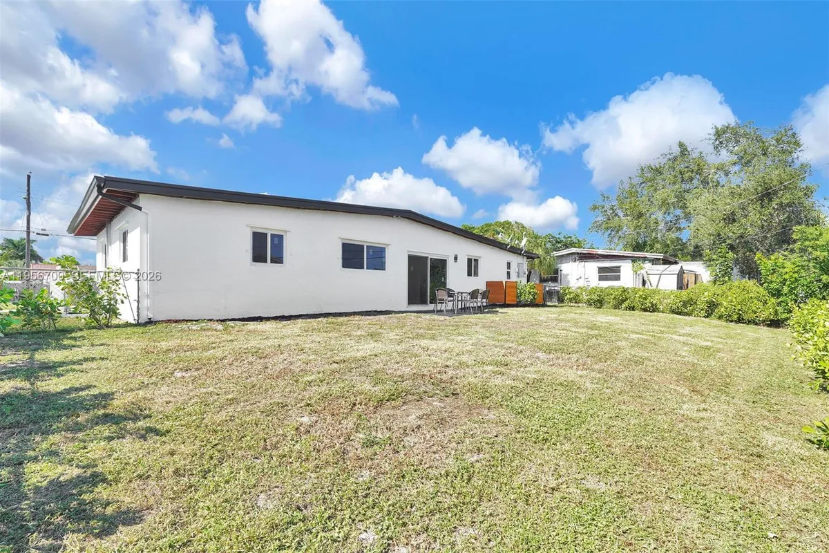 5730 SW 54th Ter, Davie FL 33314