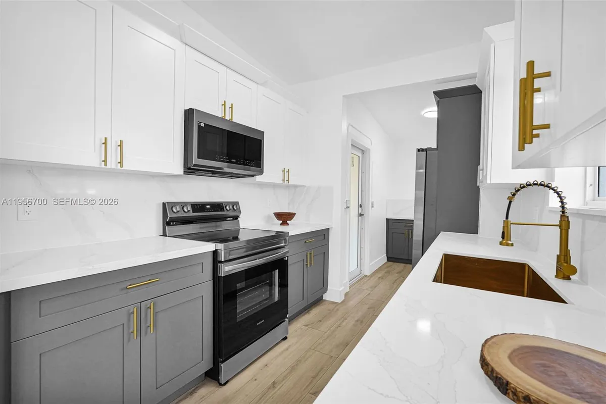 5730 SW 54th Ter, Davie FL 33314