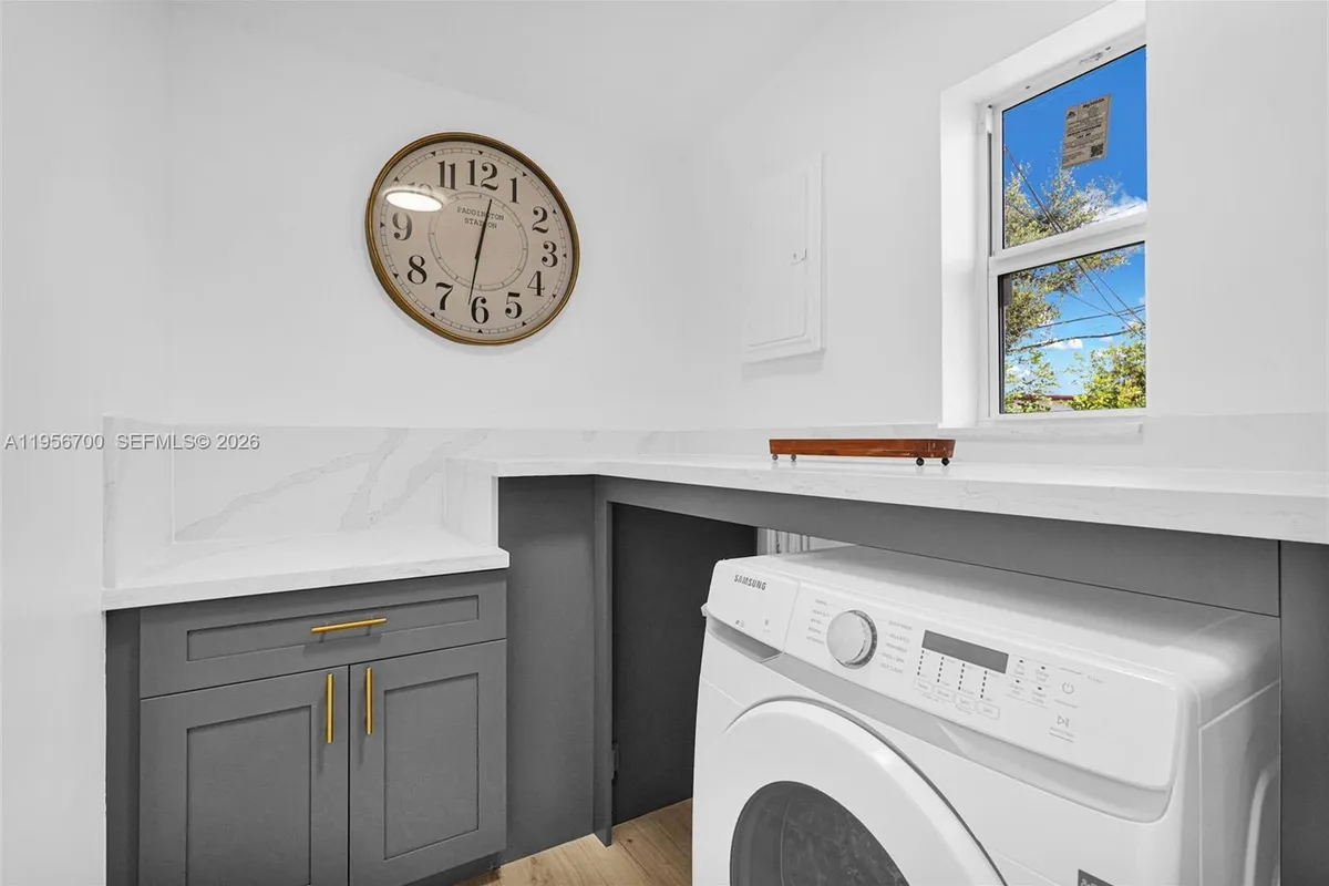 5730 SW 54th Ter, Davie FL 33314