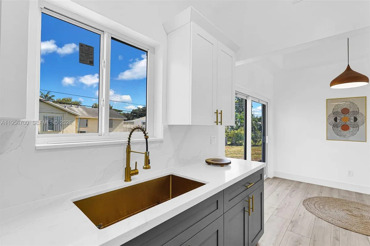 5730 SW 54th Ter, Davie FL 33314