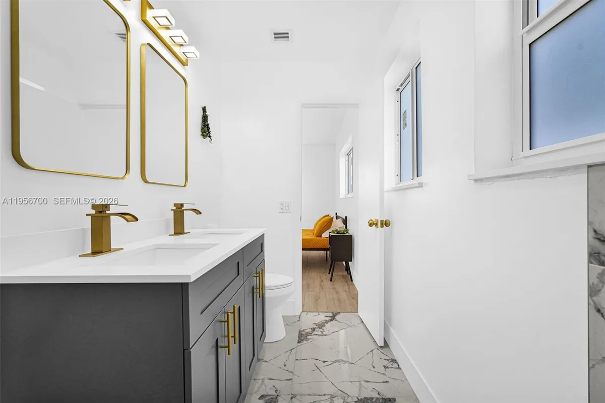 5730 SW 54th Ter, Davie FL 33314