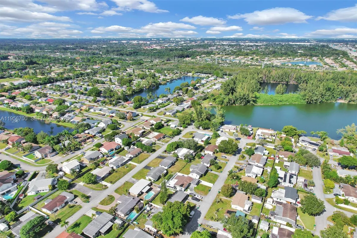 5730 SW 54th Ter, Davie FL 33314