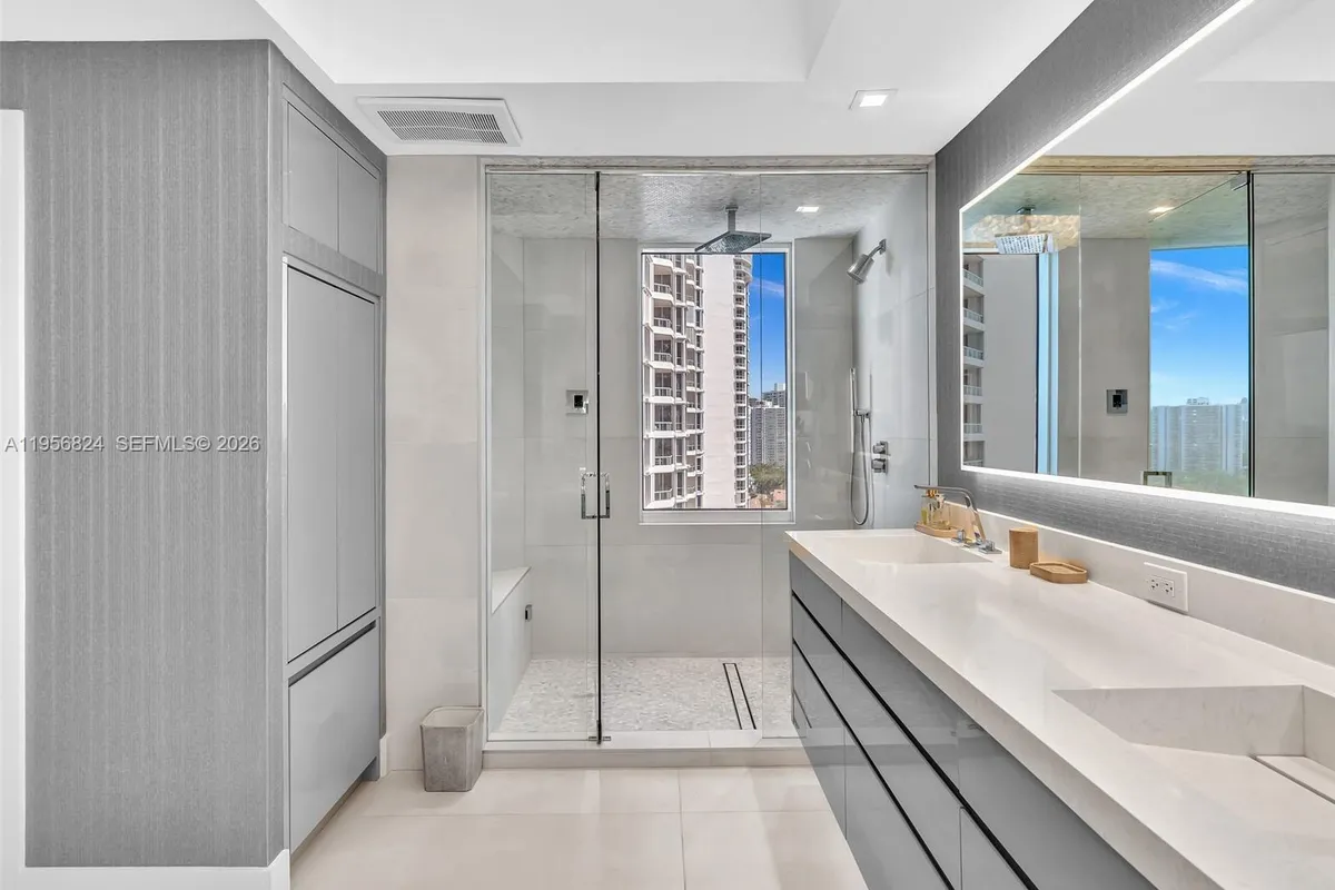 21200 Point Pl, Aventura FL 33180