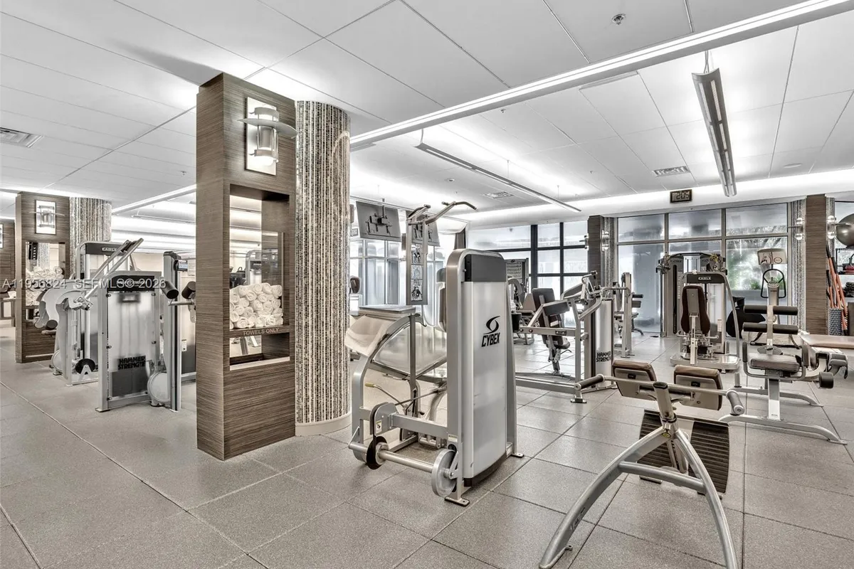 21200 Point Pl, Aventura FL 33180