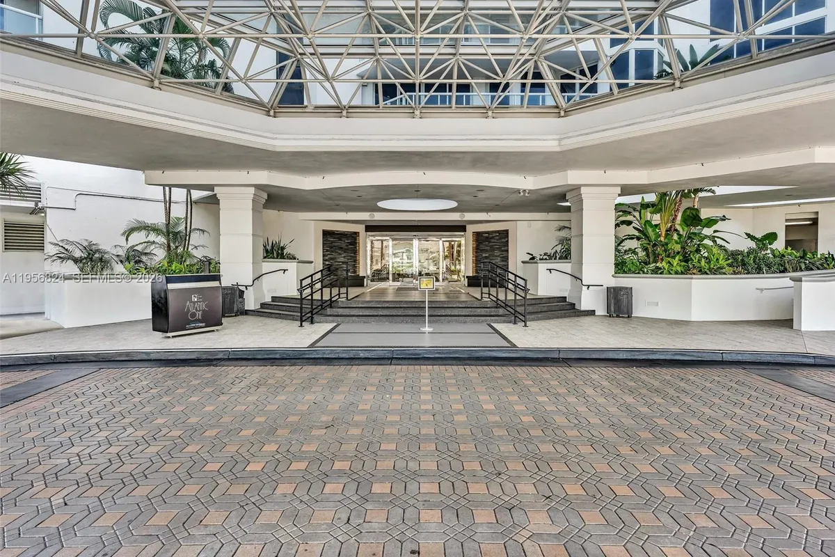 21200 Point Pl, Aventura FL 33180