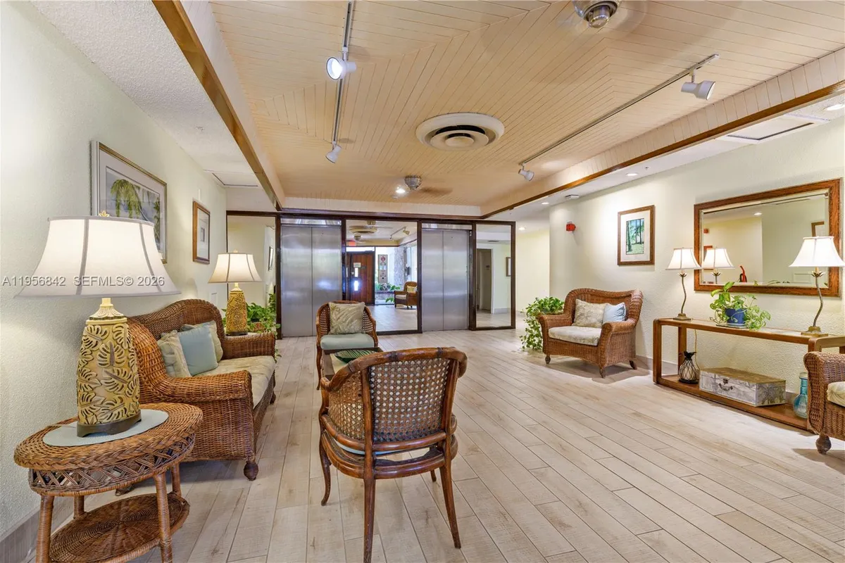 2000 Coco Plum Dr # 106, Marathon FL 33050