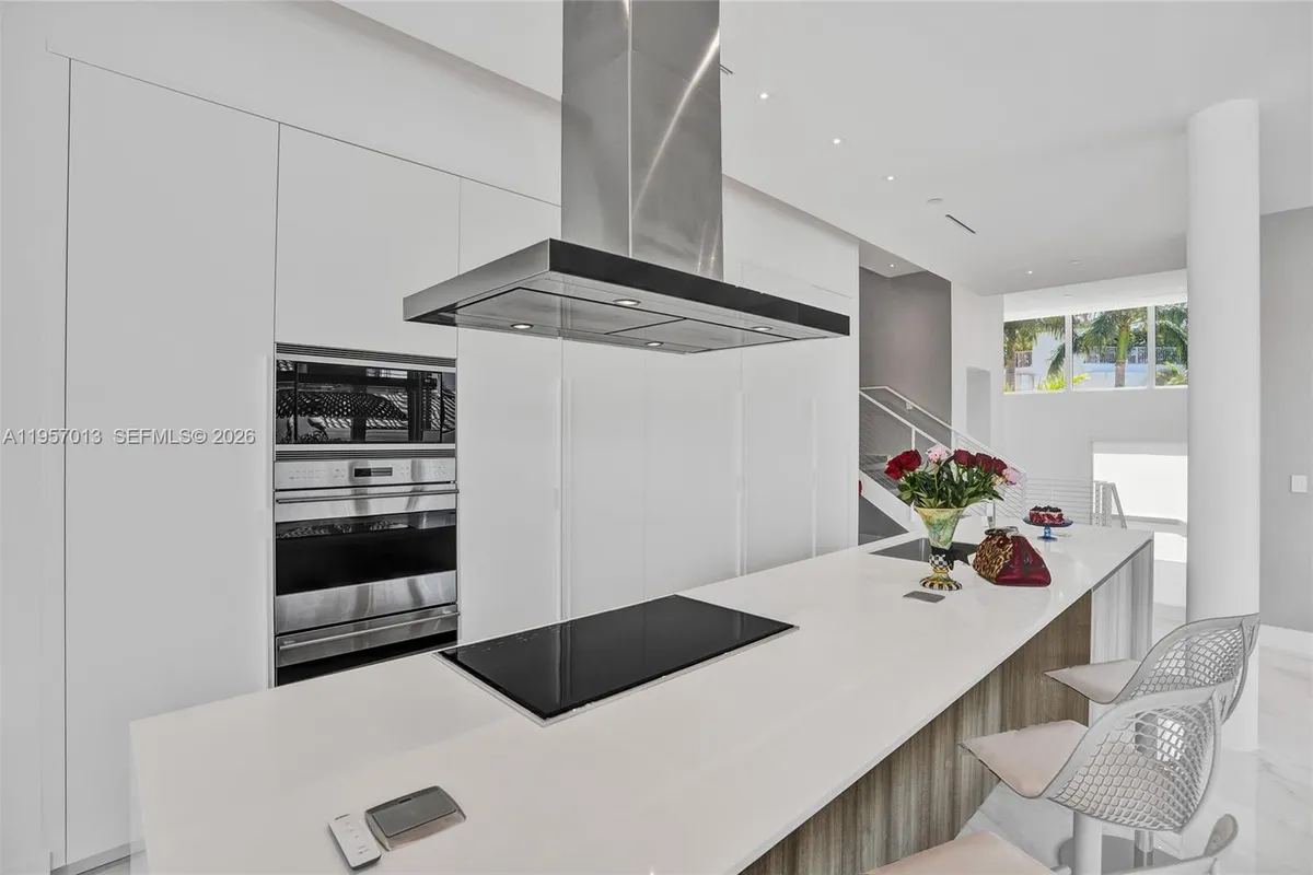 3750 Yacht Club Dr, Aventura FL 33180