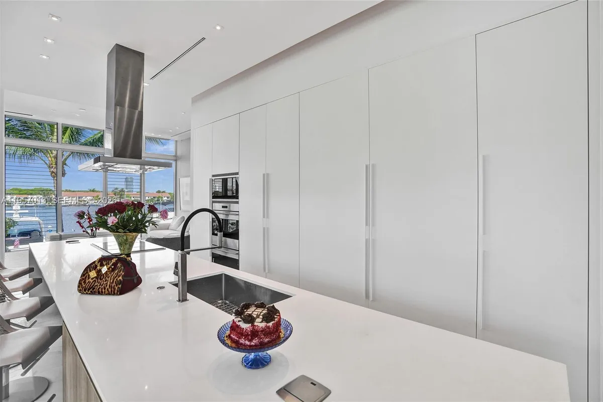 3750 Yacht Club Dr, Aventura FL 33180