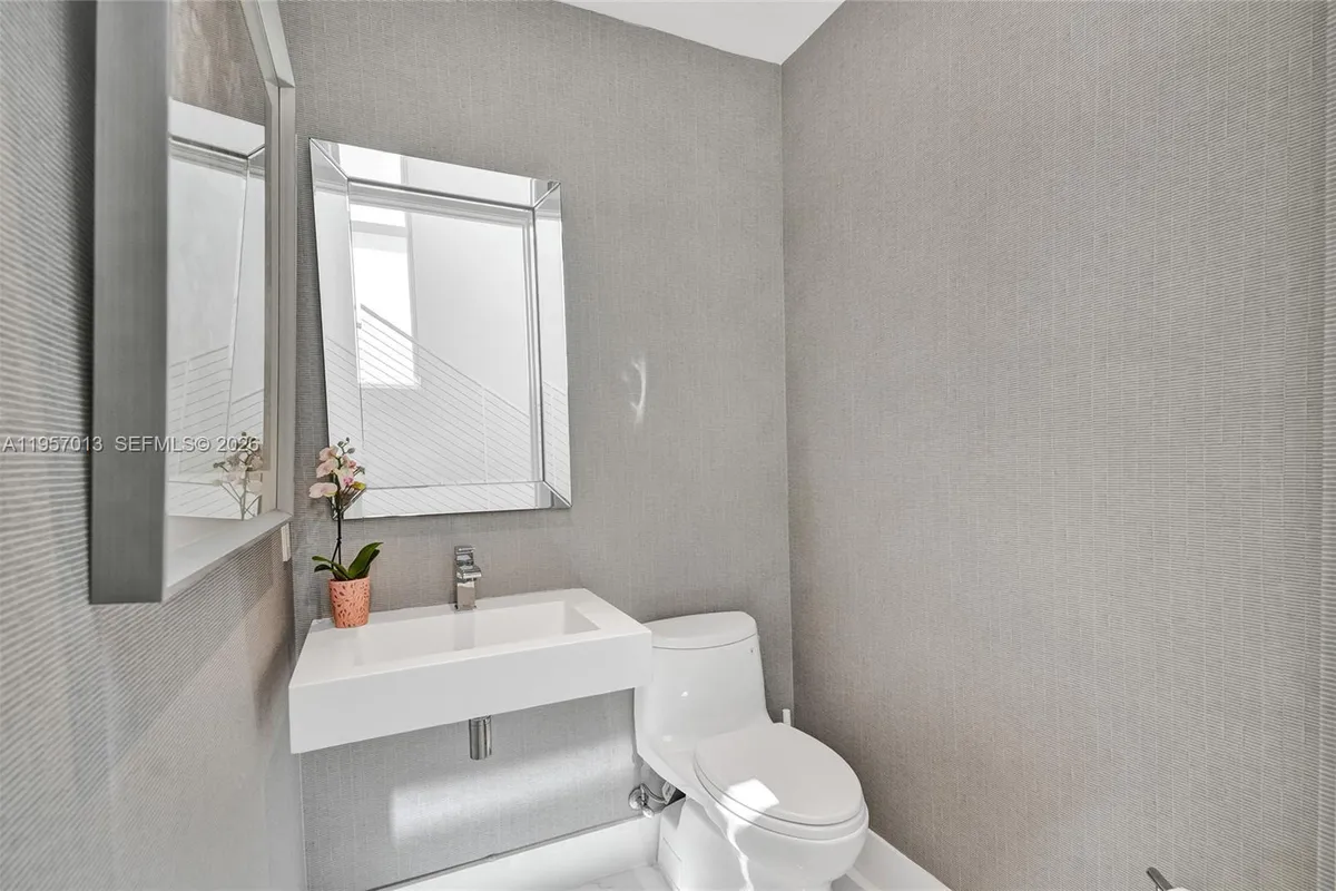 3750 Yacht Club Dr, Aventura FL 33180