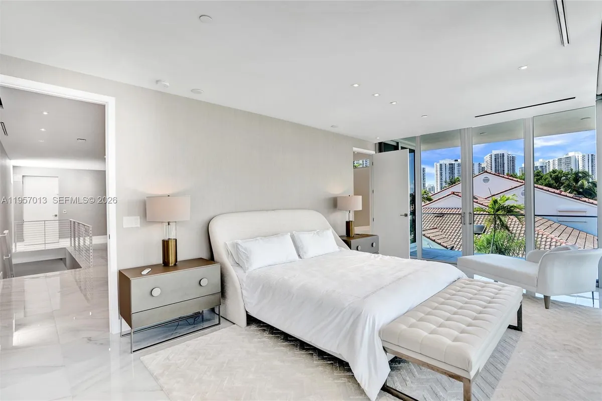 3750 Yacht Club Dr, Aventura FL 33180