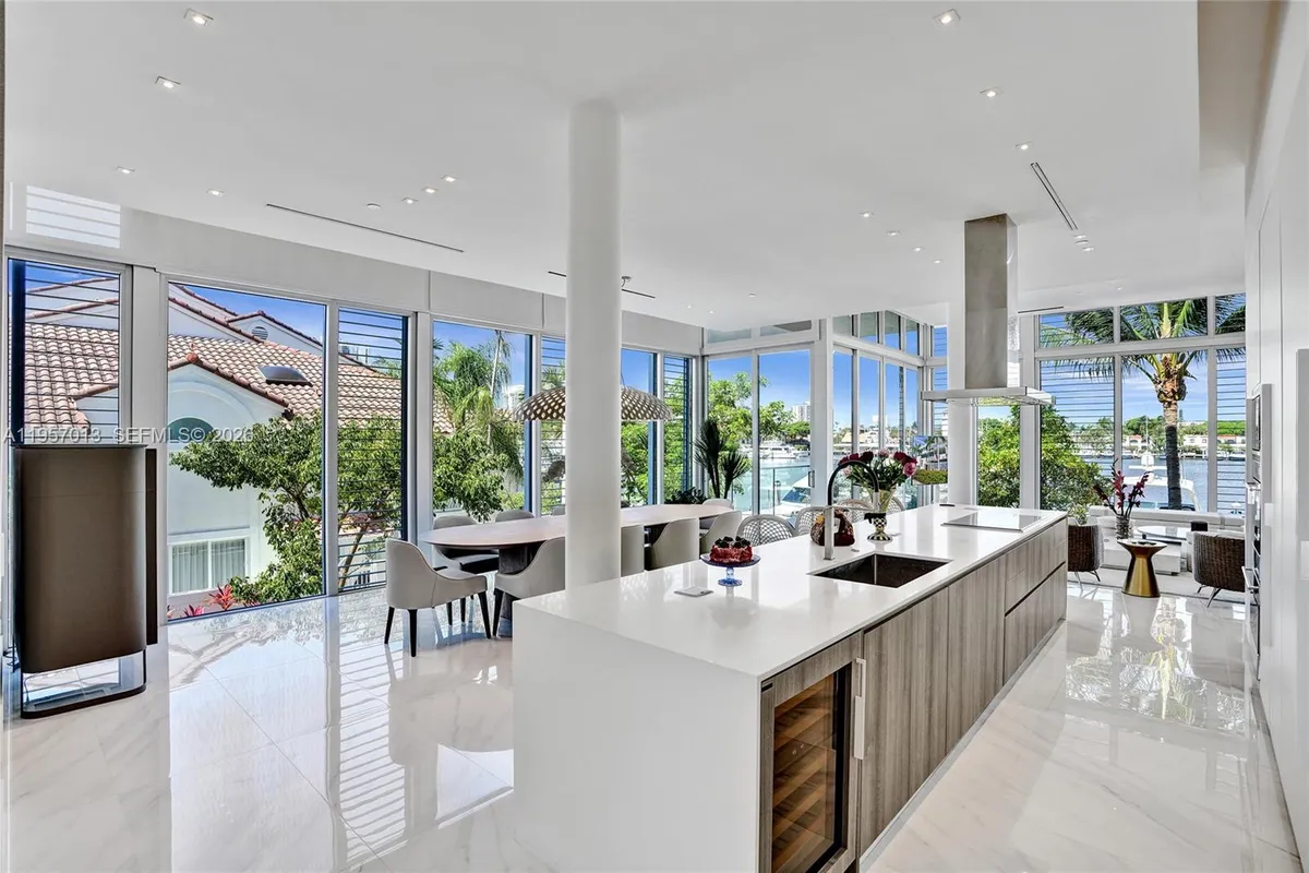 3750 Yacht Club Dr, Aventura FL 33180