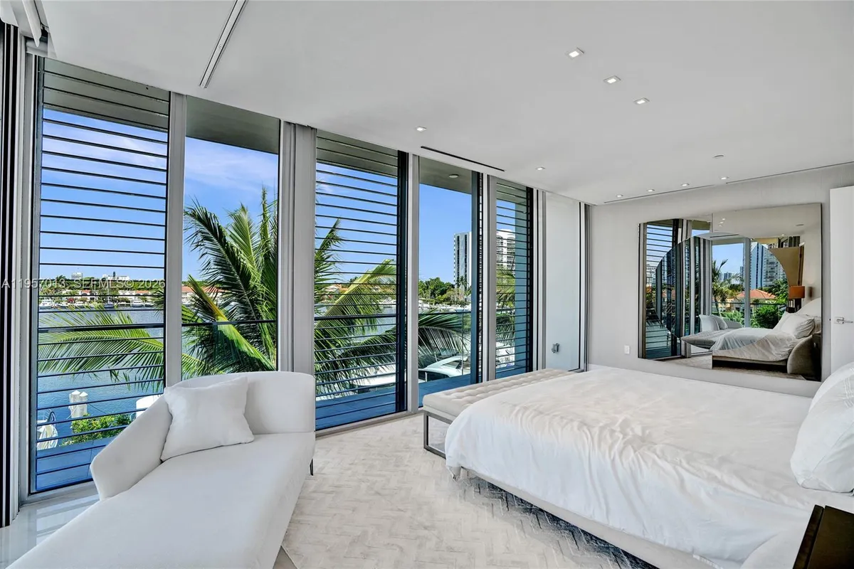 3750 Yacht Club Dr, Aventura FL 33180