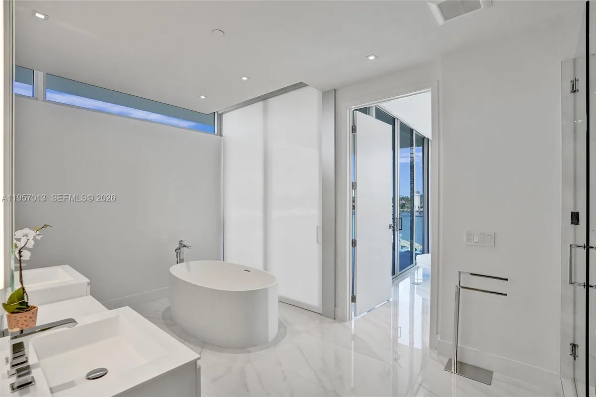 3750 Yacht Club Dr, Aventura FL 33180