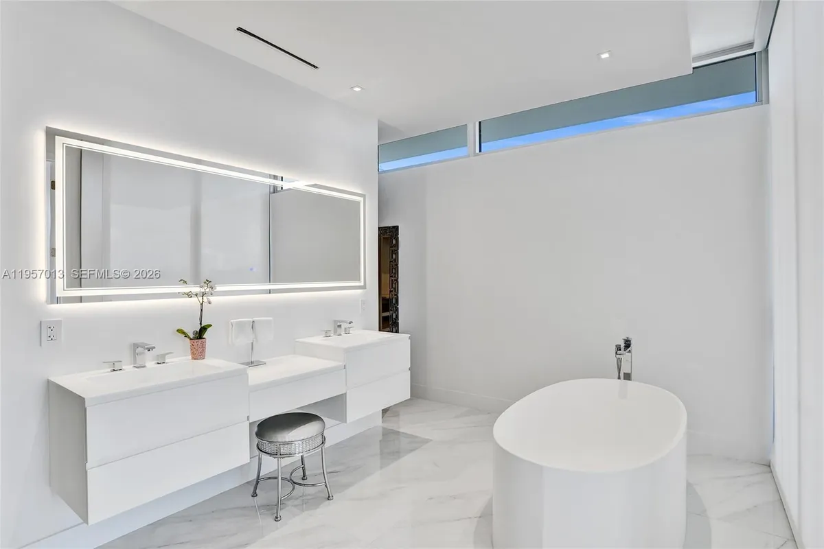 3750 Yacht Club Dr, Aventura FL 33180