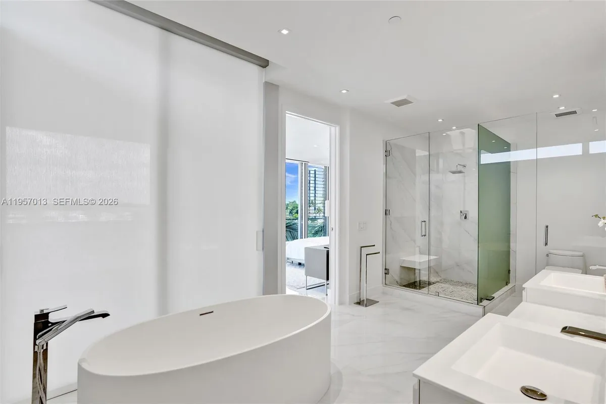 3750 Yacht Club Dr, Aventura FL 33180