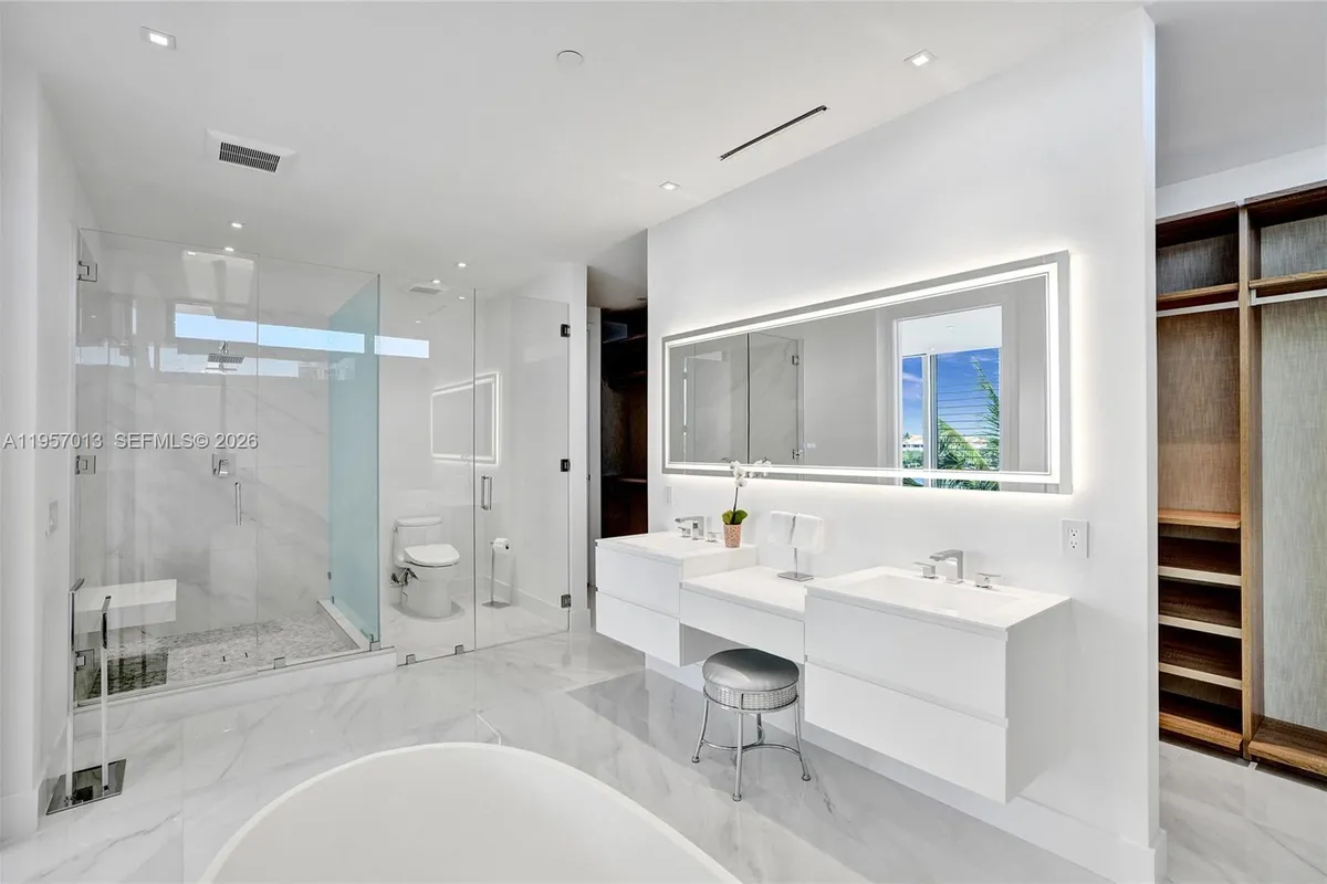 3750 Yacht Club Dr, Aventura FL 33180