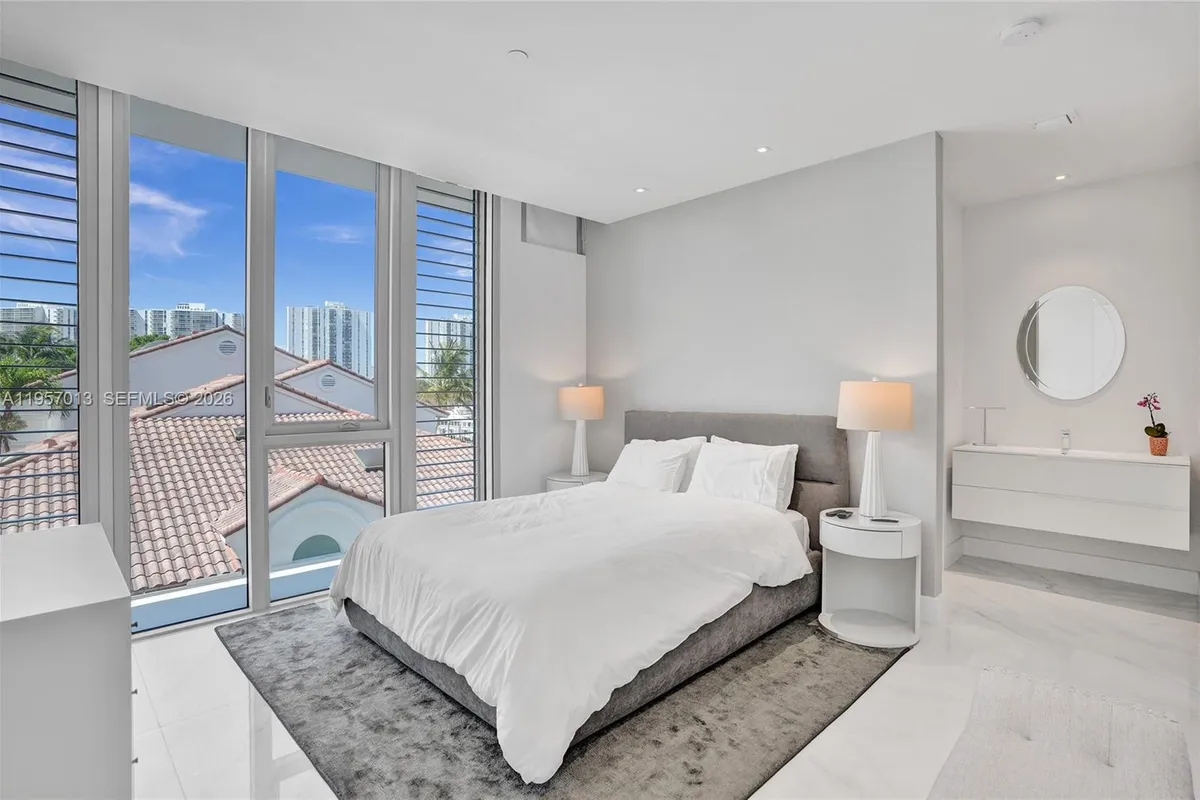 3750 Yacht Club Dr, Aventura FL 33180