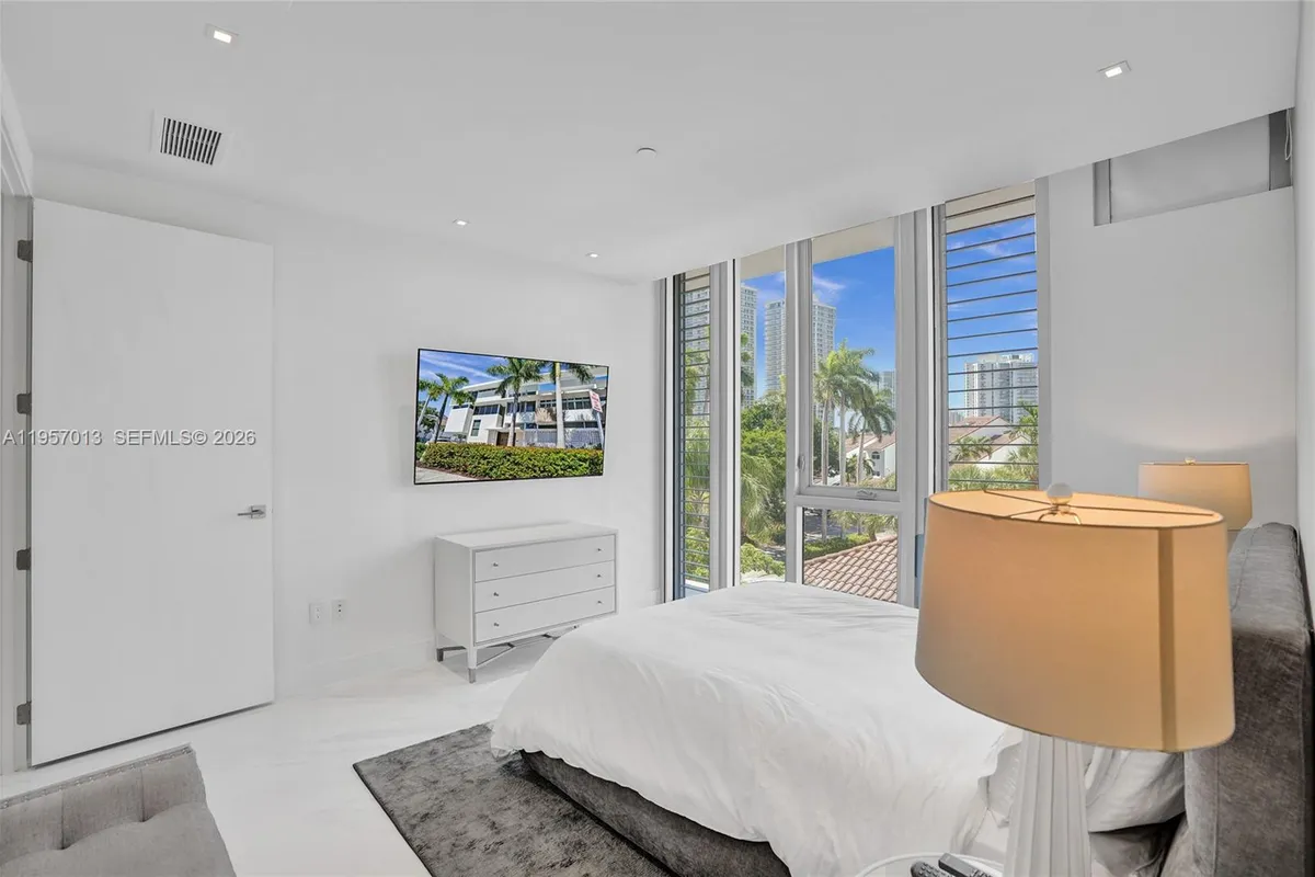 3750 Yacht Club Dr, Aventura FL 33180