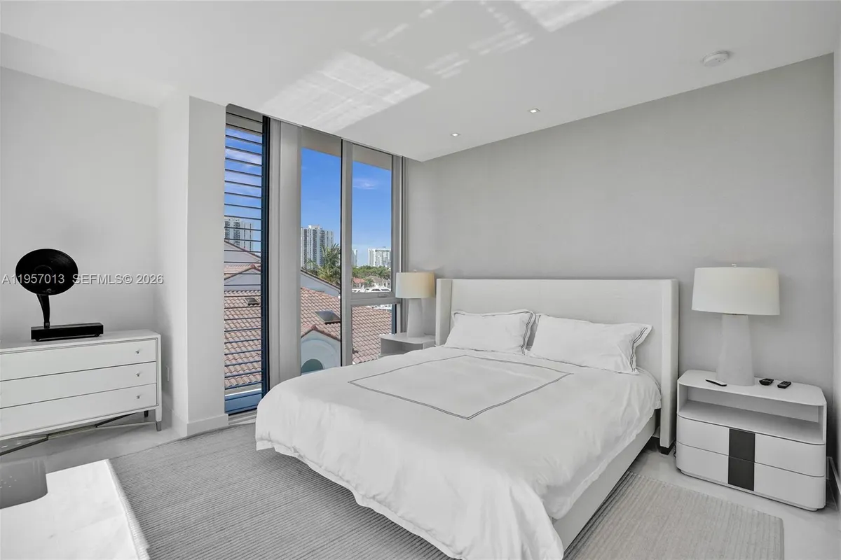 3750 Yacht Club Dr, Aventura FL 33180