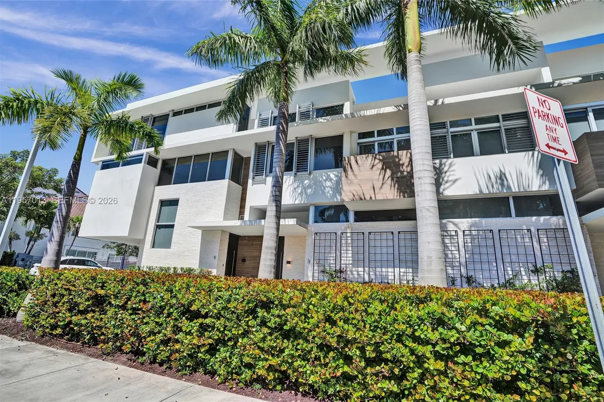 3750 Yacht Club Dr, Aventura FL 33180