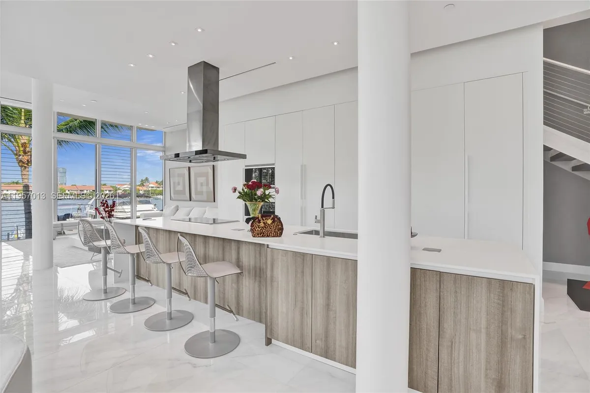 3750 Yacht Club Dr, Aventura FL 33180