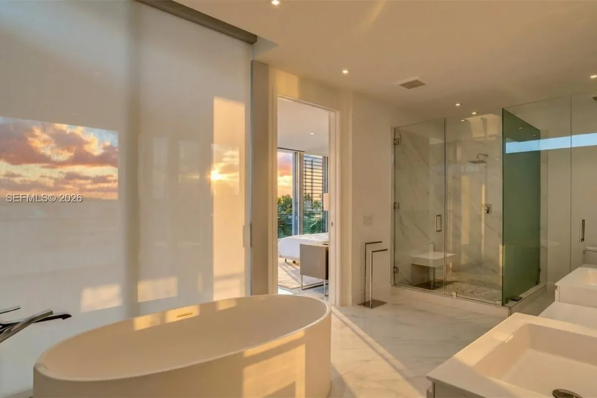 3750 Yacht Club Dr, Aventura FL 33180