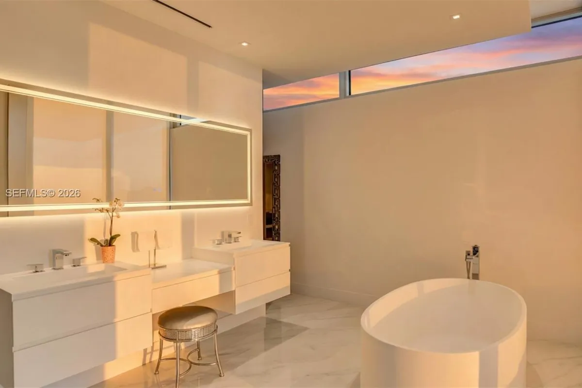 3750 Yacht Club Dr, Aventura FL 33180