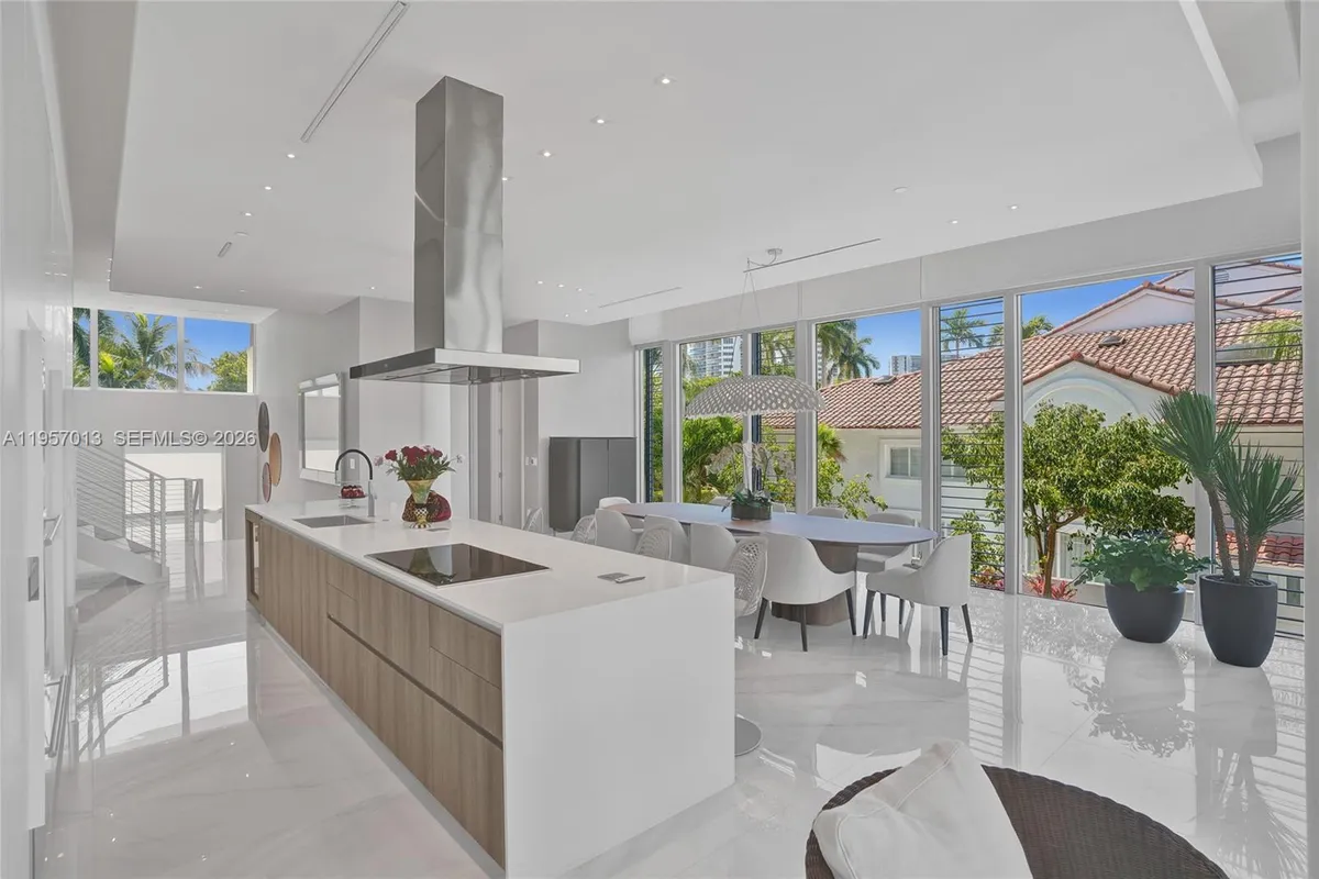 3750 Yacht Club Dr, Aventura FL 33180