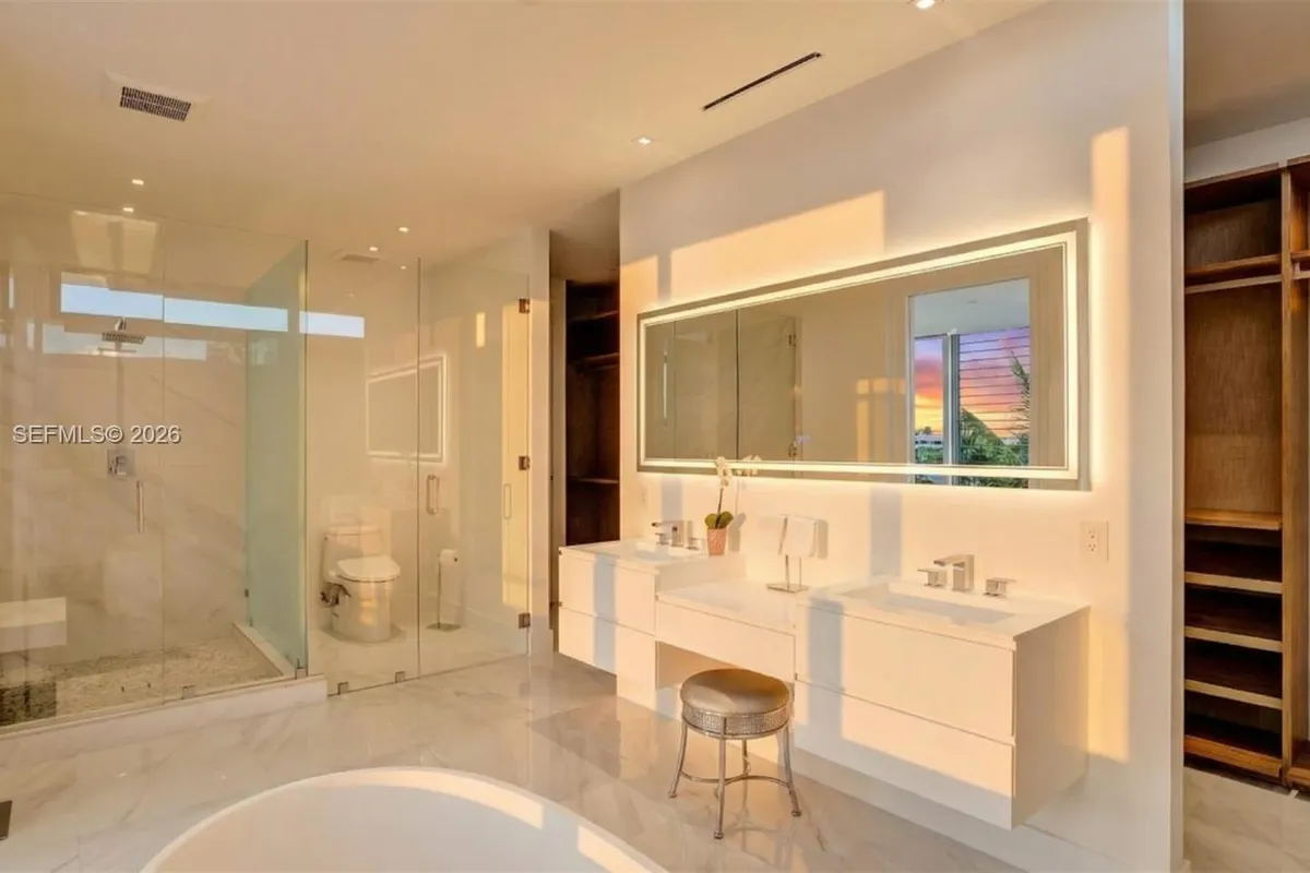 3750 Yacht Club Dr, Aventura FL 33180