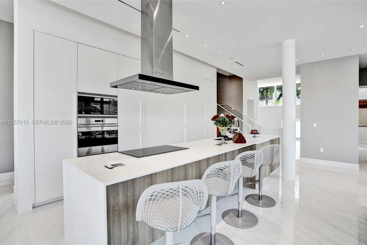 3750 Yacht Club Dr, Aventura FL 33180