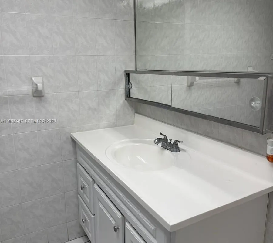 10000 NW 80th Ct # 2261, Hialeah Gardens FL 33016