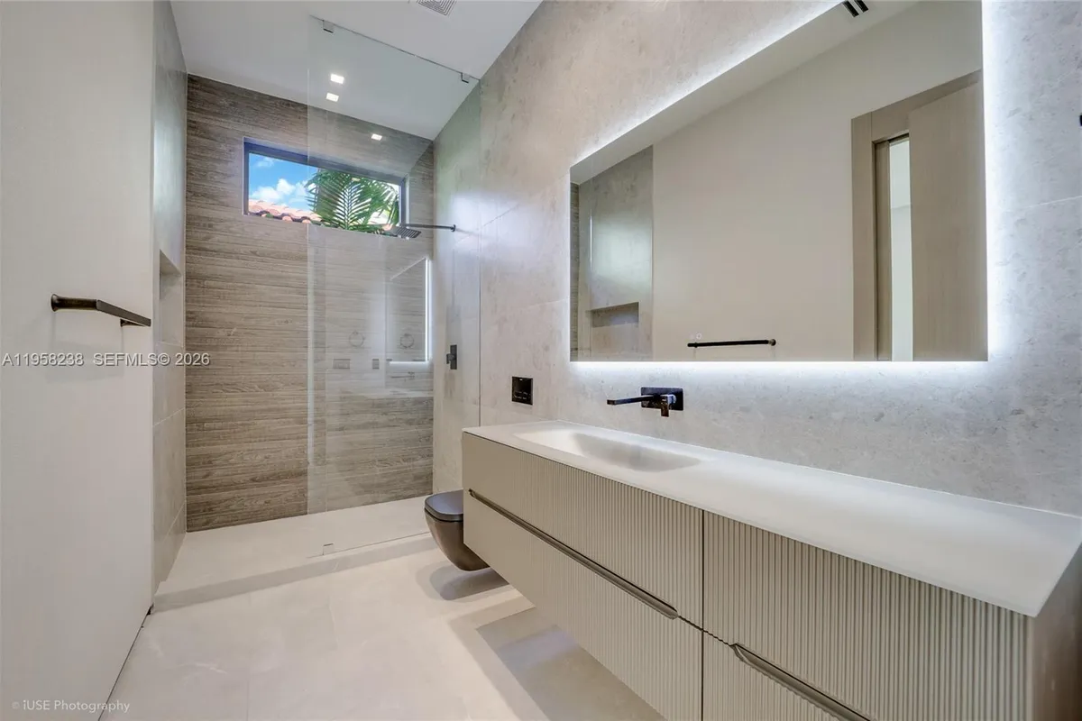 5825 Alton Rd, Miami Beach FL 33140