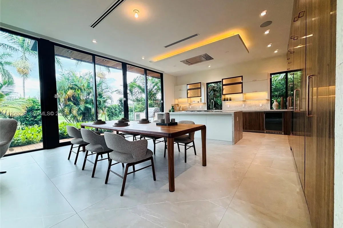 5825 Alton Rd, Miami Beach FL 33140