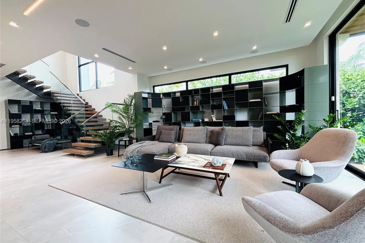 5825 Alton Rd, Miami Beach FL 33140