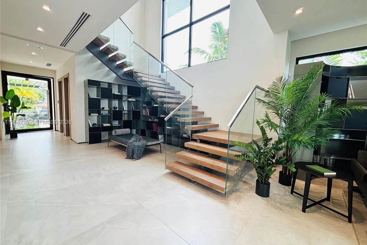 5825 Alton Rd, Miami Beach FL 33140