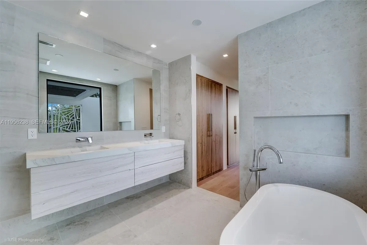 5825 Alton Rd, Miami Beach FL 33140