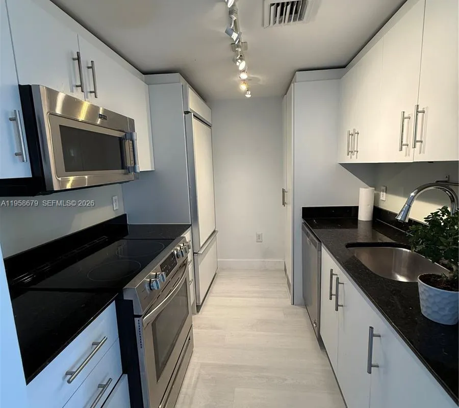 10275 Collins Ave # 420, Bal Harbour FL 33154