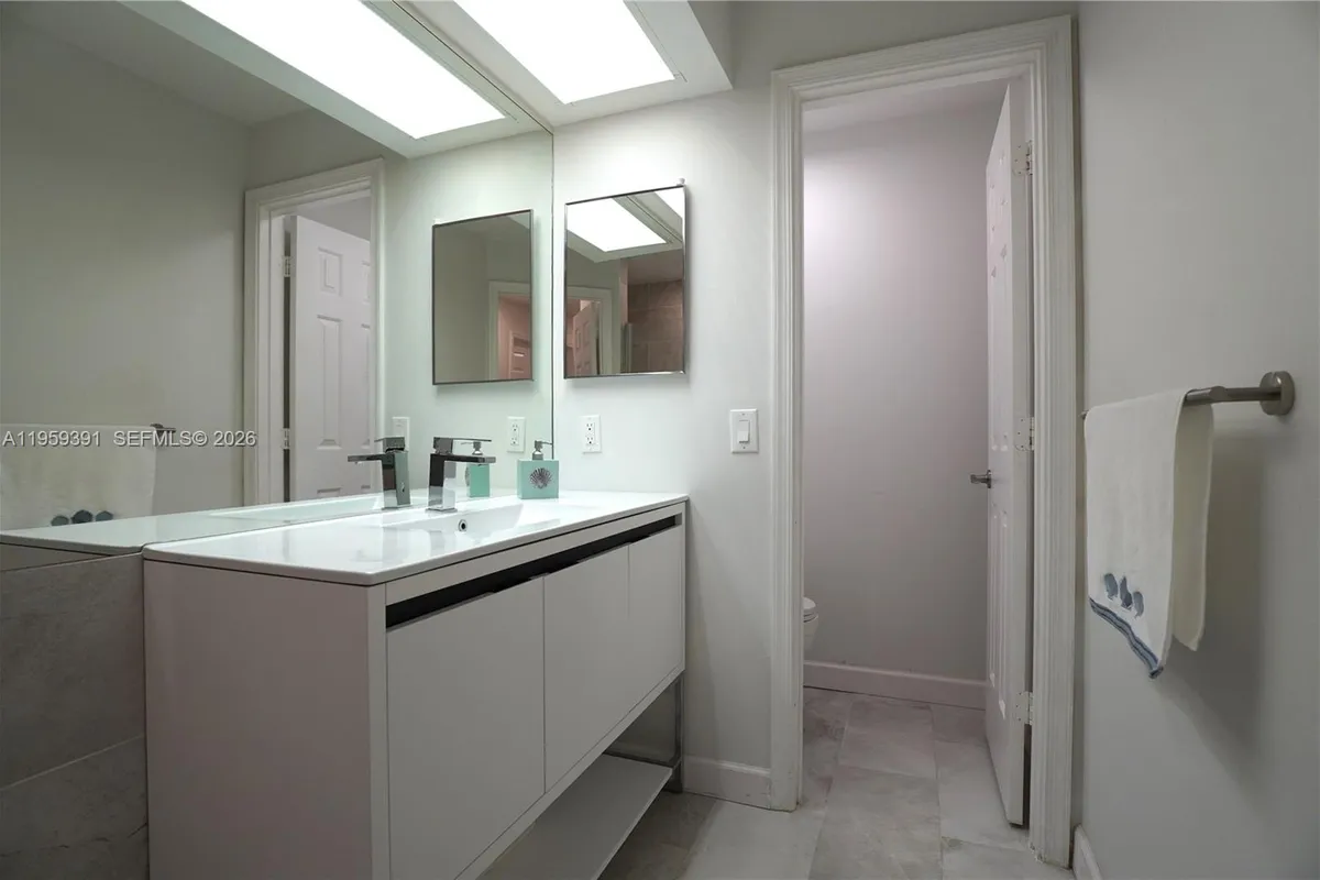 5741 Coach House Cir # H, Boca Raton FL 33486