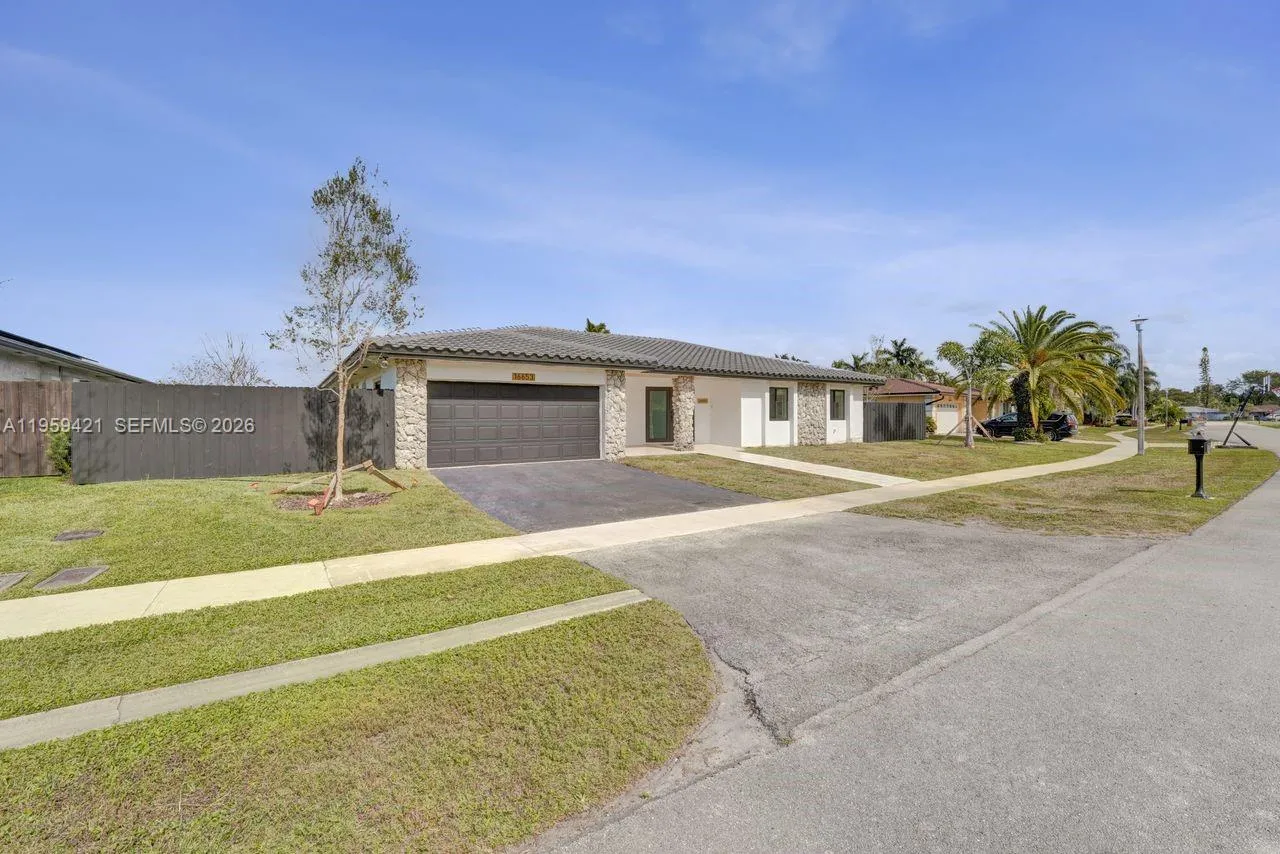 16653 Golfview Dr, Weston FL 33326