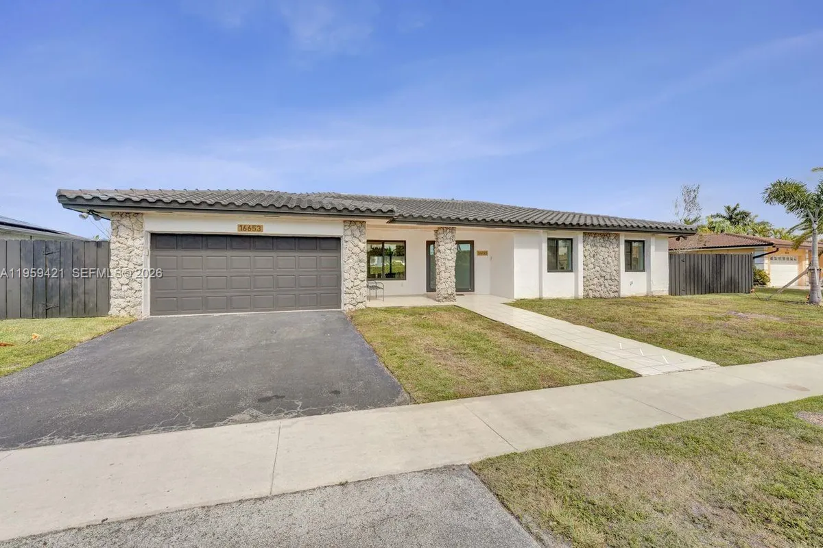 16653 Golfview Dr, Weston FL 33326