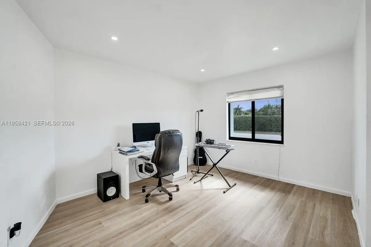 16653 Golfview Dr, Weston FL 33326