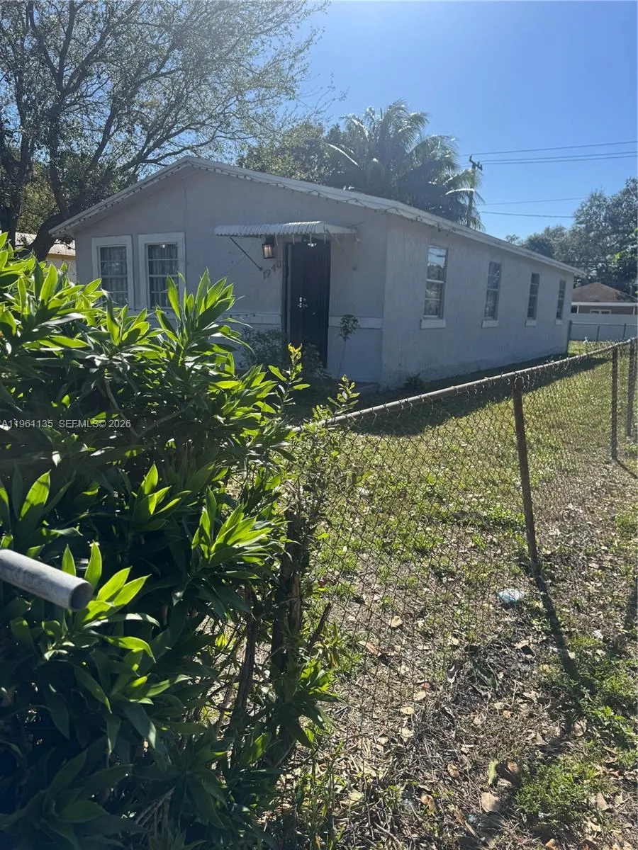 1940 NW 96th St, Miami FL 33147