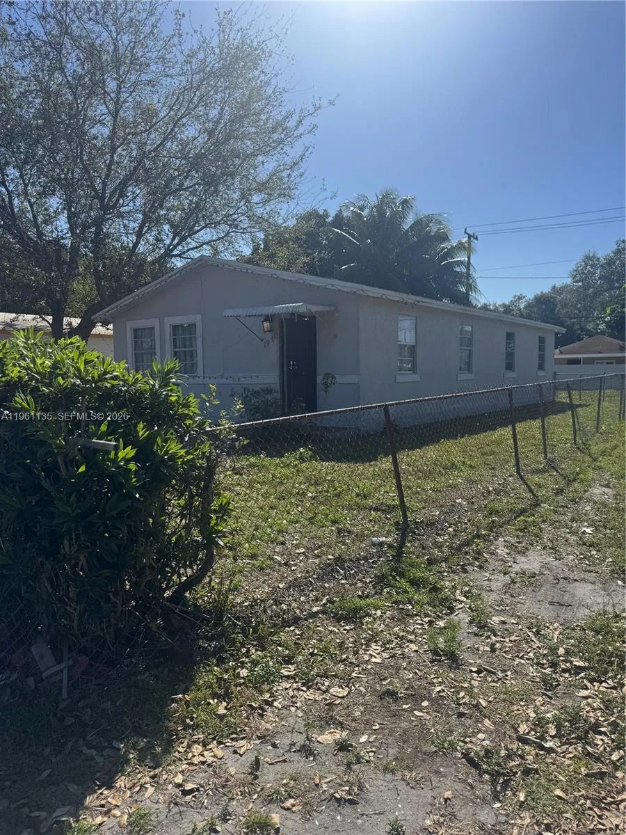 1940 NW 96th St, Miami FL 33147