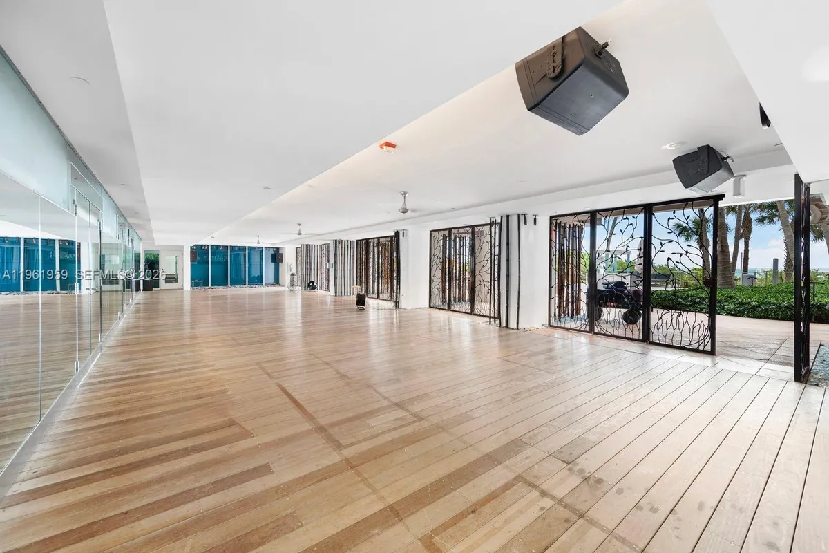 6899 Collins Ave, Miami Beach FL 33141